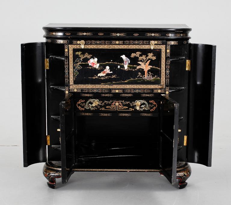 SKÅP, Kina, 1900-tal.