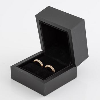 Hoop earrings in 18K gold set with brilliant-cut diamonds.