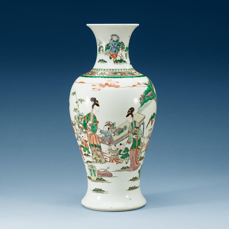 A famille verte vase, Qing dynasty, 19th Century.