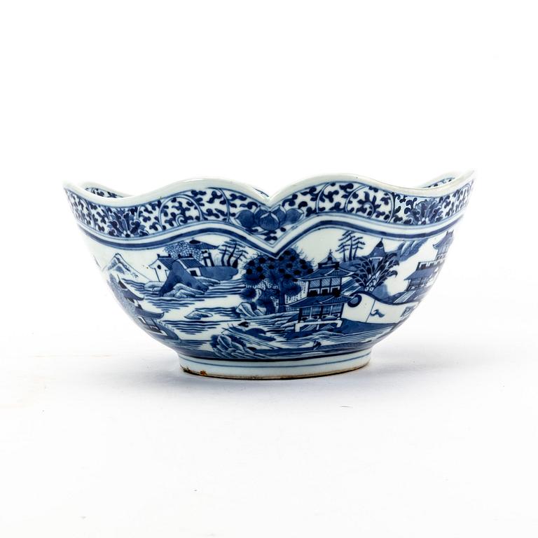 A Chinese porcelain bowl, circa 1800.