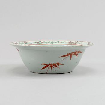 A famille rose basin, Qing dynasty, circa 1900.