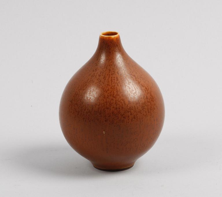 VAS, stengods. Berndt Friberg. Stmplsign B.F.