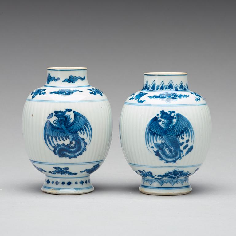 A pair of blue and white tea caddies, Qing dynasty, Kangxi (1662-1722).