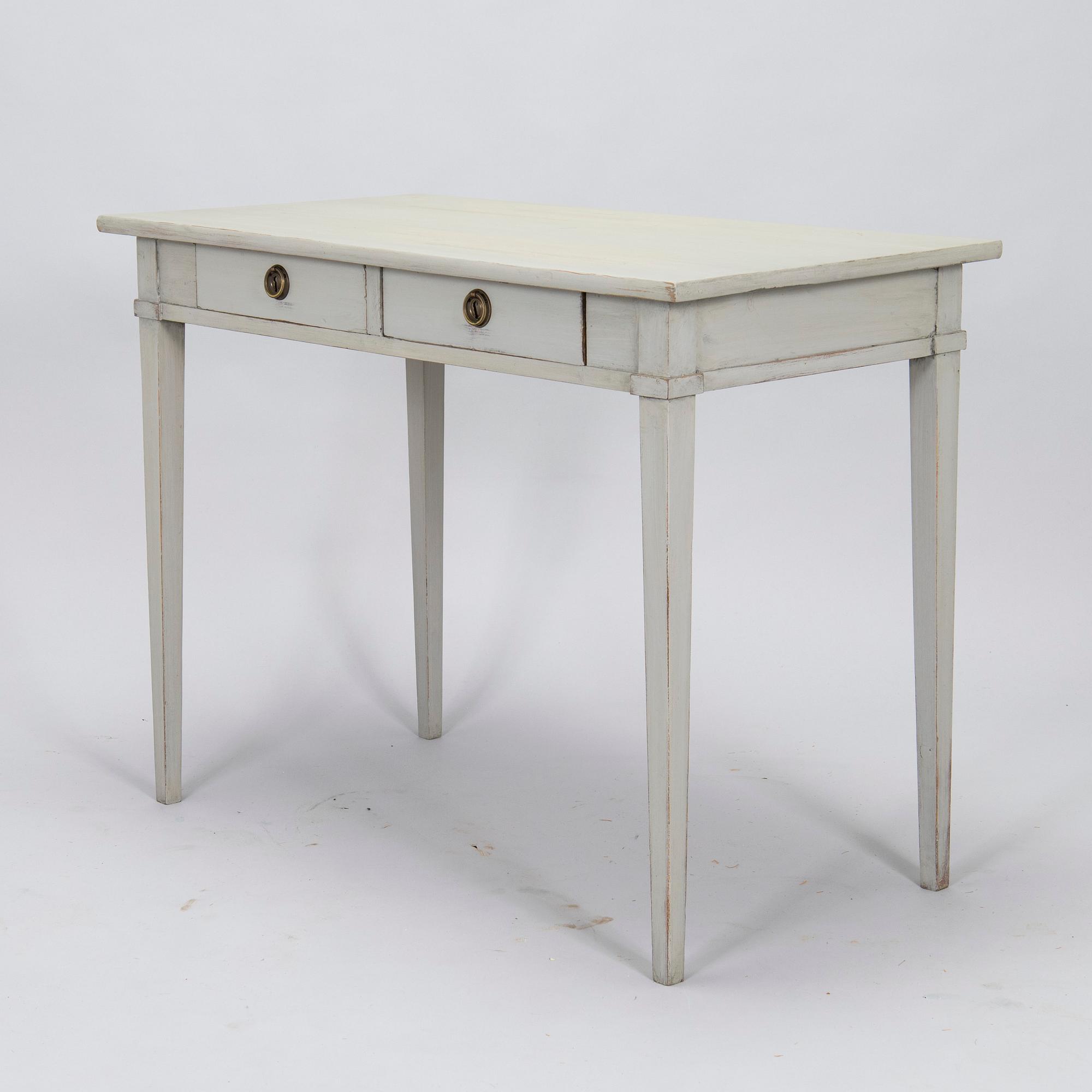 Skrivbord, gustaviansk stil, 1900-tal och stol, gustavianskt provinsarbete, 1700-talets slut.