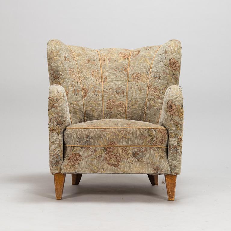 A mid-20th-century armchair.