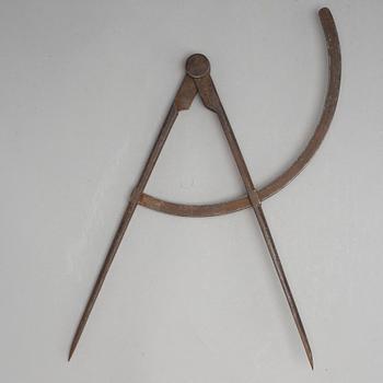 AN 18TH CENTURY CAST IRON MEASURING TOOL.