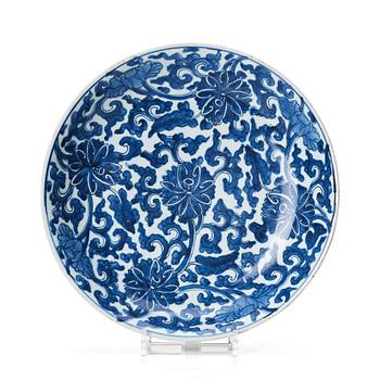 1323. A blue and white lotus dish, Qing dynasty, Kangxi (1662-1722).