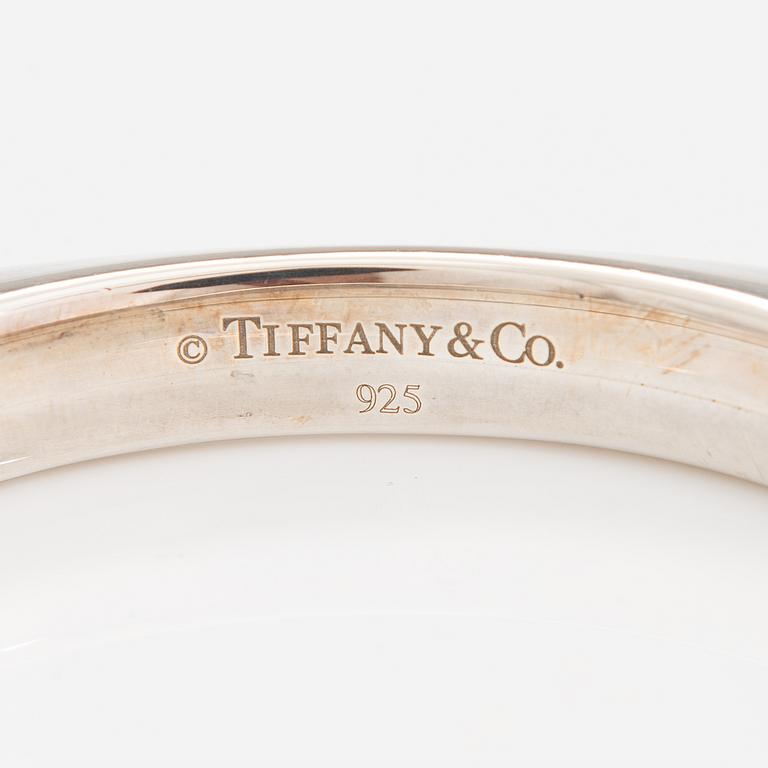 TIFFANY & CO, A sterling siler bangle.
