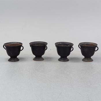 Trädgårdsurnor, fyra stycken, gjutjärn, 1900-tal.