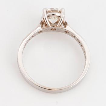 RING med briljantslipade diamanter.