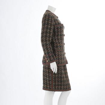 CHANEL, a two-piece suit consisting of jacket and skirt.