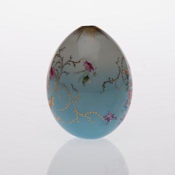 DEKORATIONSÄGG, porslin, Ryssland 1800-talets senare hälft.