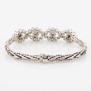 Armband 18K vitguld med briljantslipade diamanter i blomformation.