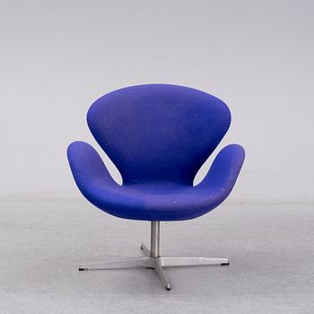 ARNE JACOBSEN, "Svanen", fåtölj, Fritz Hansen 2001.