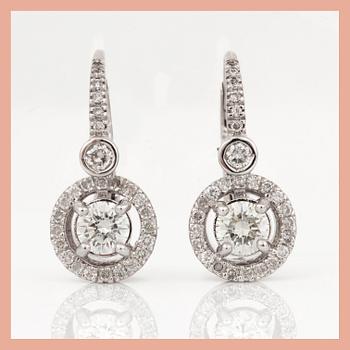 ÖRHÄNGEN, ett par, 14K vitguld med briljantslipade diamanter, tot ca 1,35 ct. Total vikt ca 4,71 g.