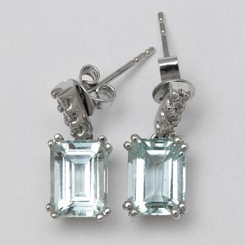 ÖRHÄNGEN, 18 k vitguld med akvamarin samt diamanter. Vikt ca 3 g.