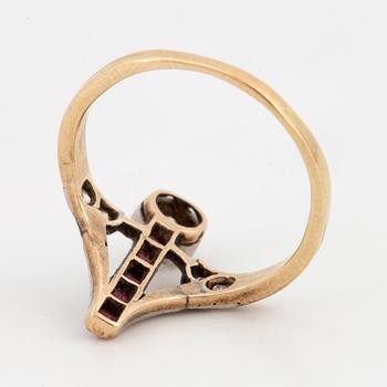 RING, med gammalslipad diamant och rubiner.