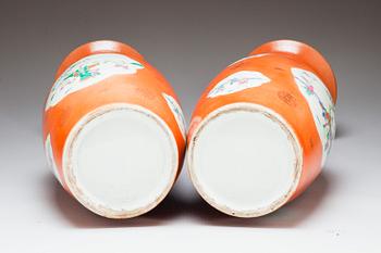 VASER, ett par, porslin, Kina, 1900-talets mitt.