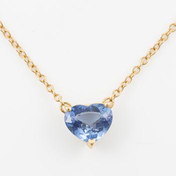Necklace in 18K gold with a faceted heart-shaped sapphire and round brilliant-cut diamonds.
