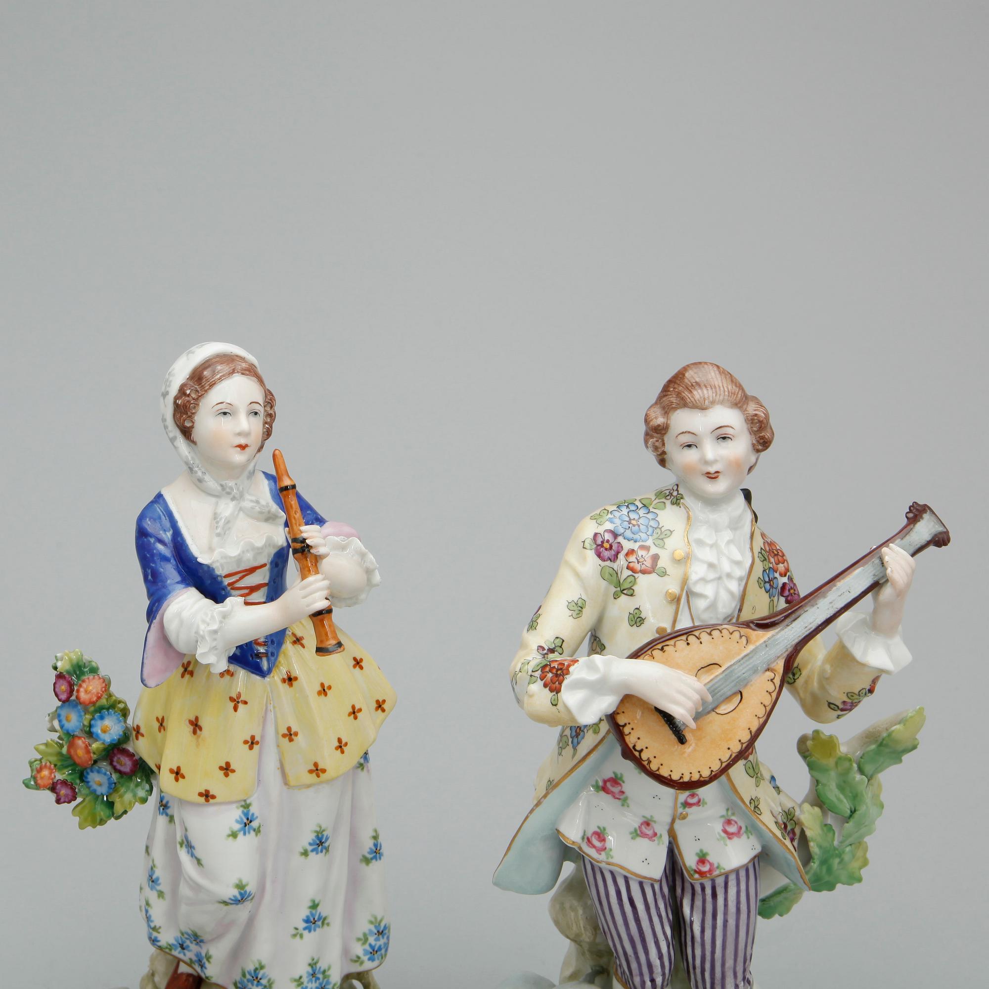 FIGURINER, ett par, porslin, bär märkning, 1900-tal.