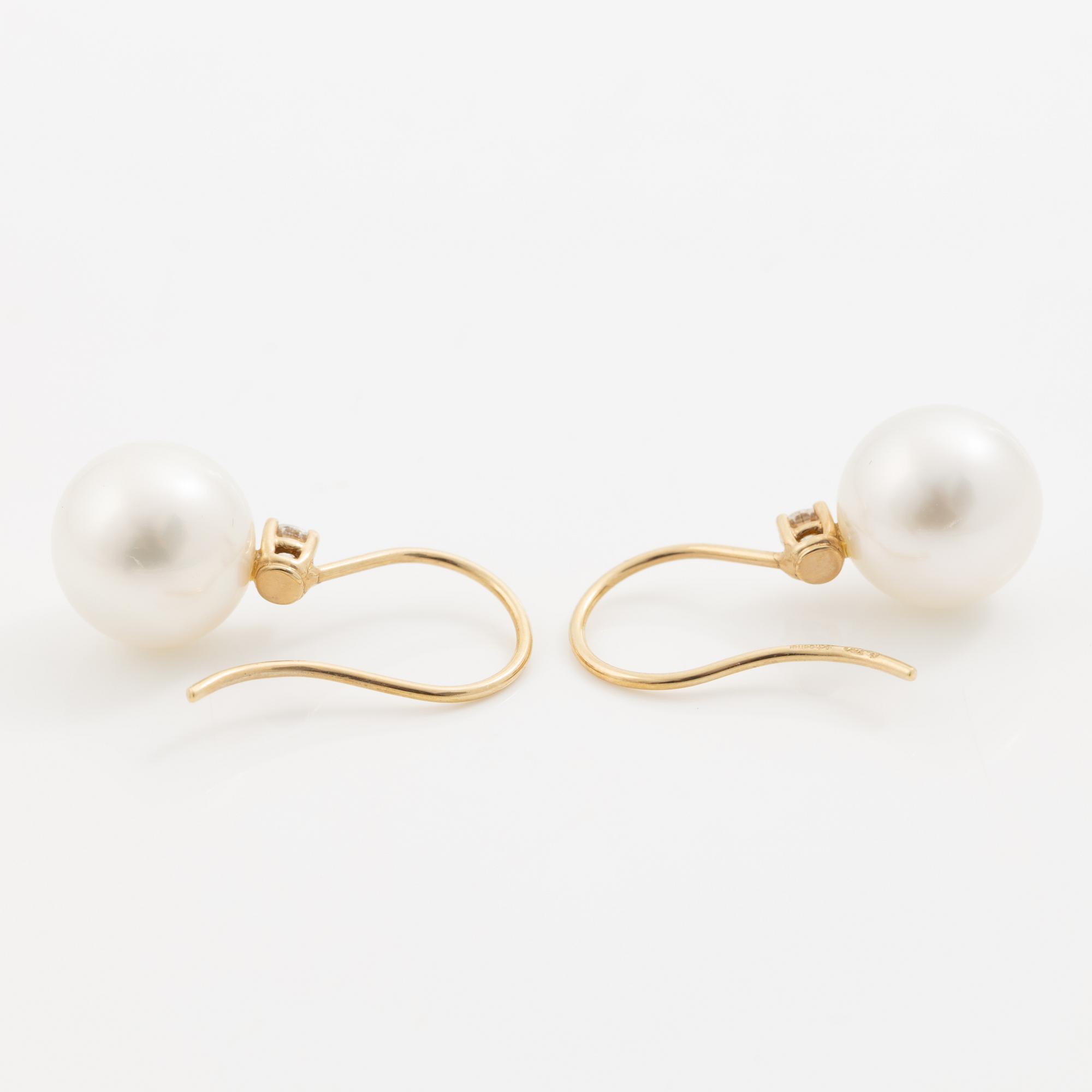 Earrings in 18K gold with white cultured South Sea pearls and brilliant-cut diamonds.