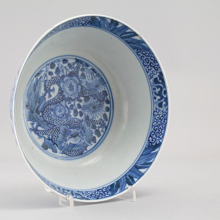 Three pieces of porcelain from China, 19th and 20th century.