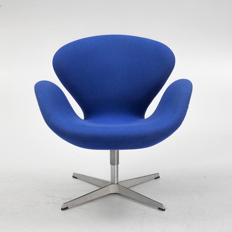 Arne Jacobsen, armchair, "The Swan", Fritz Hansen, Denmark.