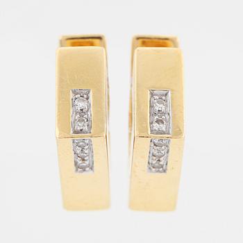 ÖRHÄNGEN, 18K guld med små åttkantslipade diamanter.