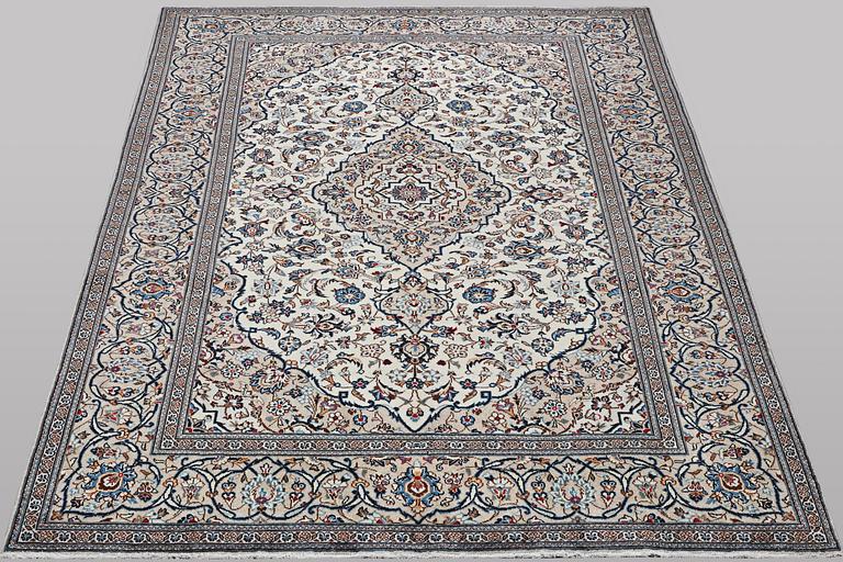 A carpet, Kashan, ca 290 x 193 cm.