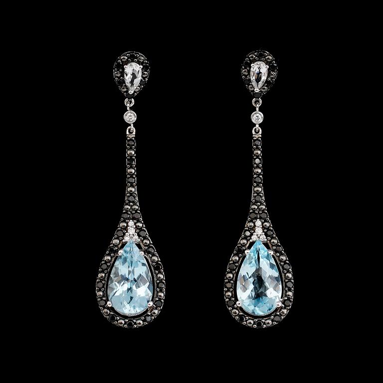 ÖRHÄNGEN, 10K vitguld, blå och vita topaser tot ca 15.00 ct, svarta spineller tot ca 0.70 ct.