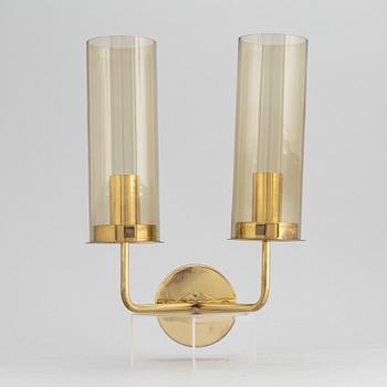 Hans-Agne Jakobsson, a modell 'V 189/2' brass and glass wall light from Markaryd.
