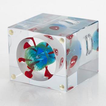 Oiva Toikka, An annual cube, signed Oiva Toikka Nuutajärvi 2001 and numbered 25/2000.