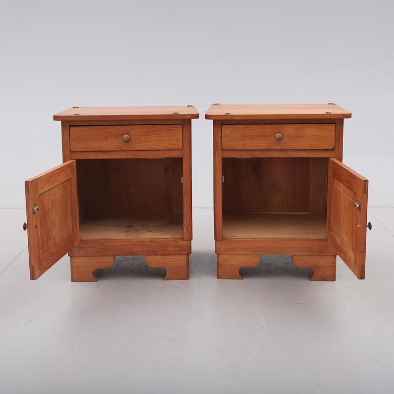 SÄNGBORD, 1 par, 1900-talets mitt.