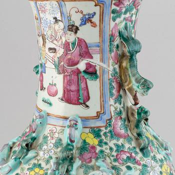 A famille rose vase, Qing dynasty, late 19th century.