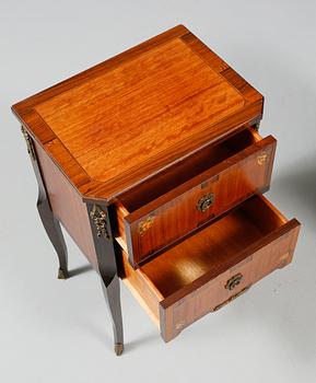 SÄNGBORD, 2 snarlika, gustaviansk stil, 1900-talets mitt.