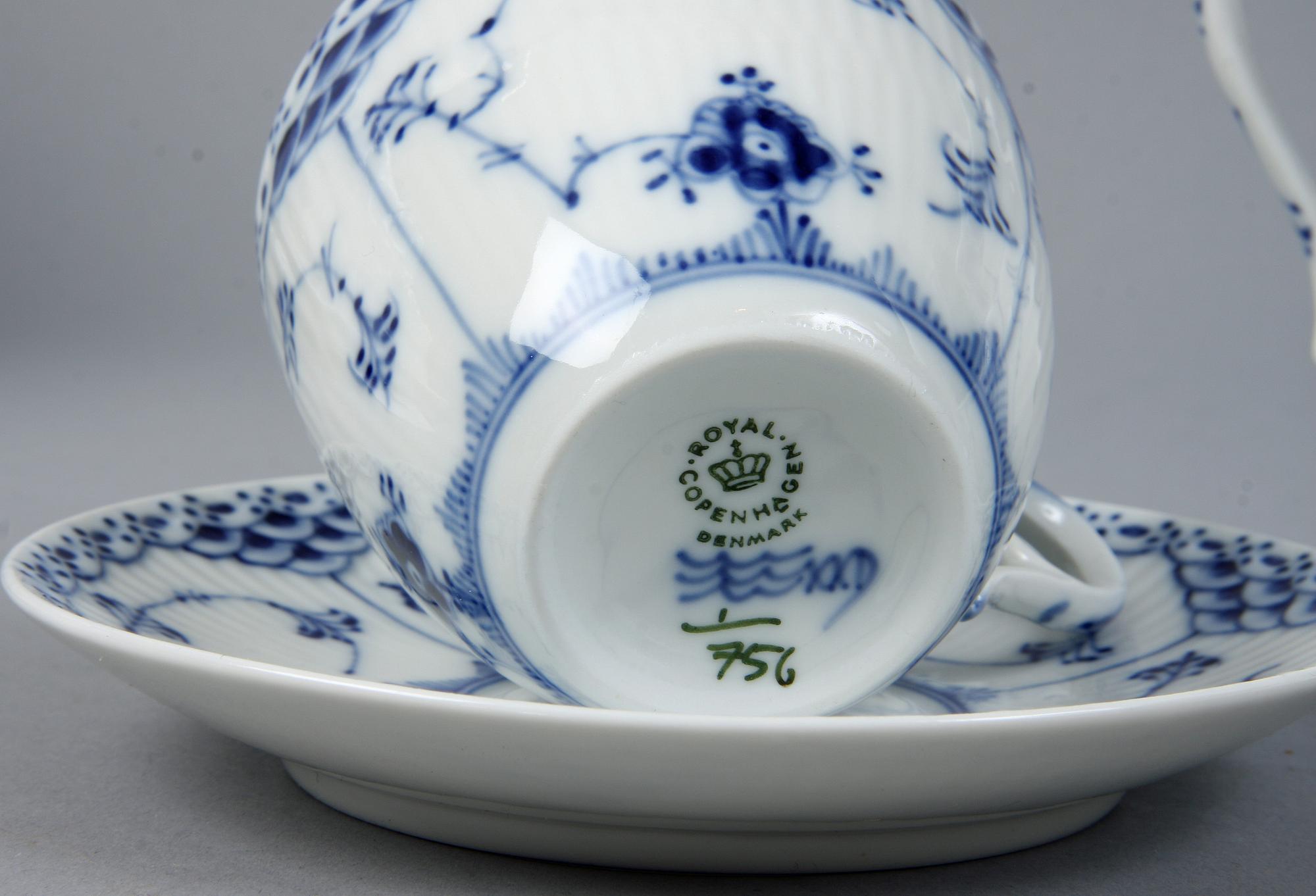 SERVISDELAR, 106 delar, porslin, "Musselmalet", Kongl. Dansk.