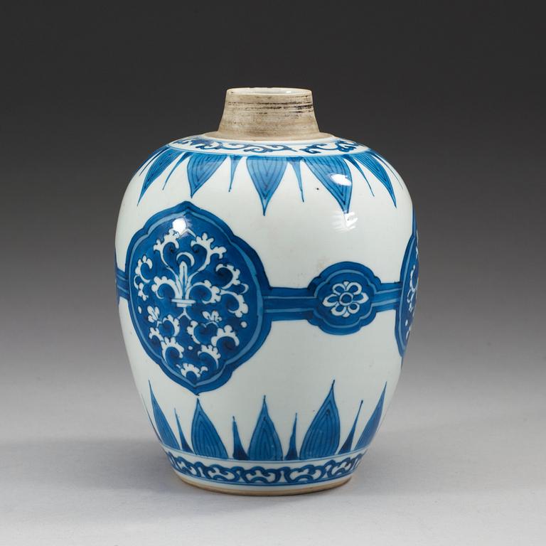 A blue and white jar, Qing dynasty, Kangxi (1662-1722).