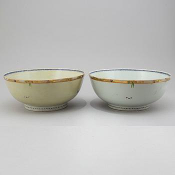 A pair of Chinese large porcelain bowls, Qing Dynasty, Qianlong (1736-95).