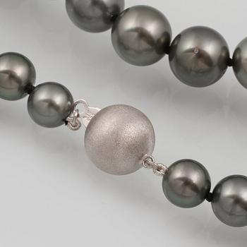 COLLIER, odlade Tahitipärlor med kullås i 14K vitguld.