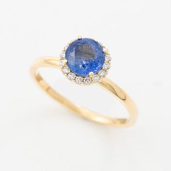 Ring 14K gold with sapphire and brilliant-cut diamonds.