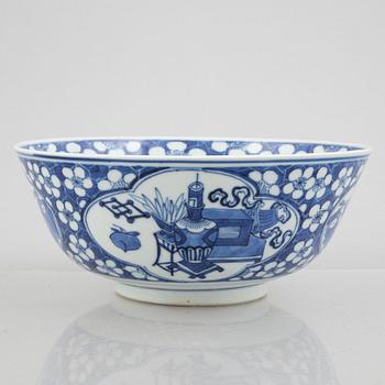 A porcelain bowl, China, late Qing dynasty/20th century.