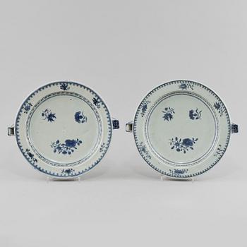 VÄRMEFAT, 2 st snarlika, porslin, Kina, 1700-tal.