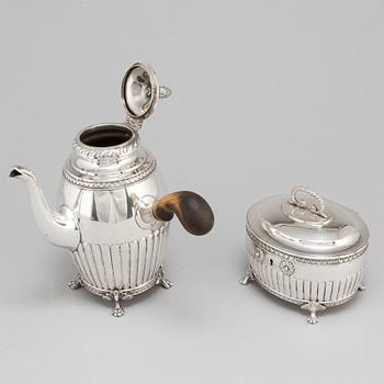 KAFFEKANNA OCH SNARLIKT SOCKERSKRIN, silver, GAB och K Andersson, 1908 och 1920.