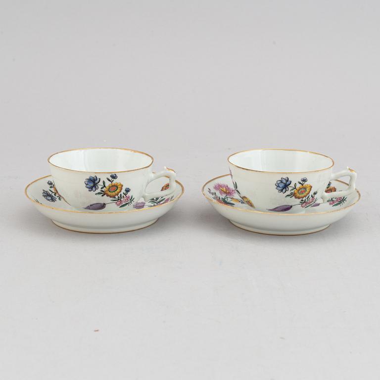 Four cups with six (4+2)dishes, Qing dynasty, 18th century.