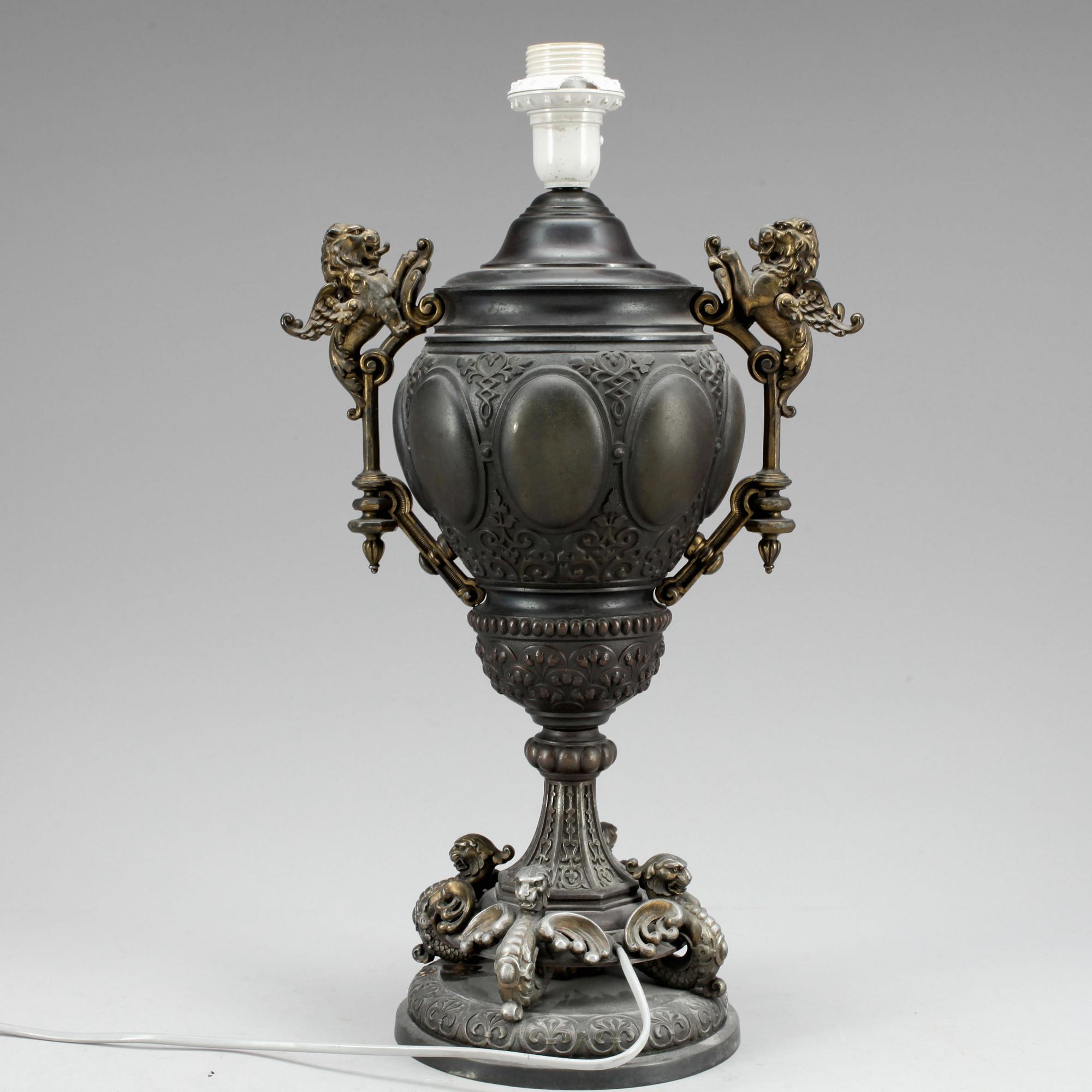 BORDSLAMPA, patinerad metall, nyrenässansstil, 1900-tal.