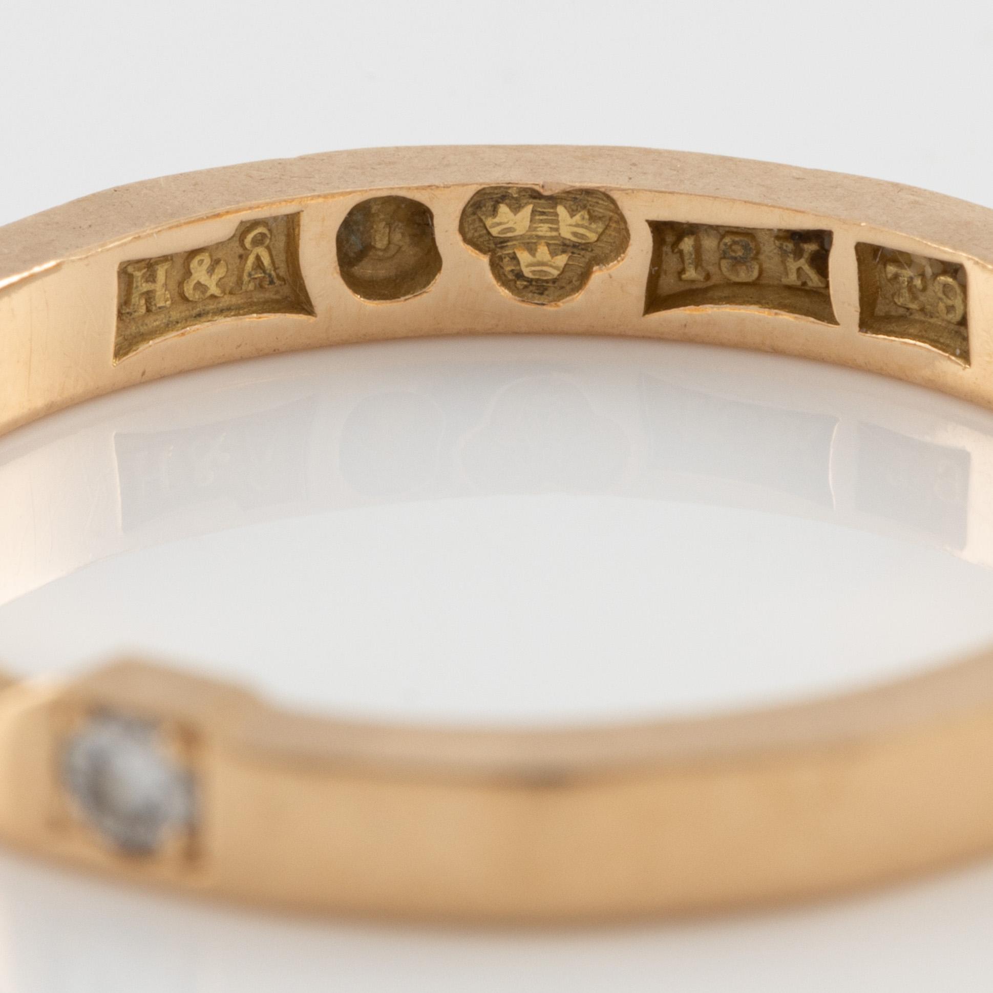 Två ringar 18K guld med runda briljantslipade diamanter.