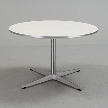 ARNE JACOBSEN, barngrupp, 4 stolar samt bord, Fritz Hansen.