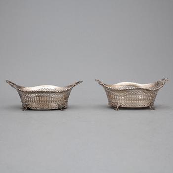 KORGAR, ett par, silver, Kina, 1800/1900-tal. Total vikt ca 191 g.