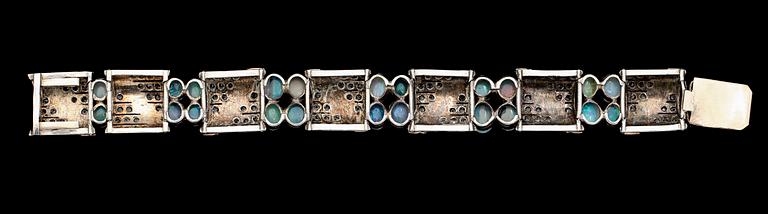 ARMBAND, 9K guld, silver, opaler och vita stenar, 1900-talets mitt. Total vikt ca 42 g.