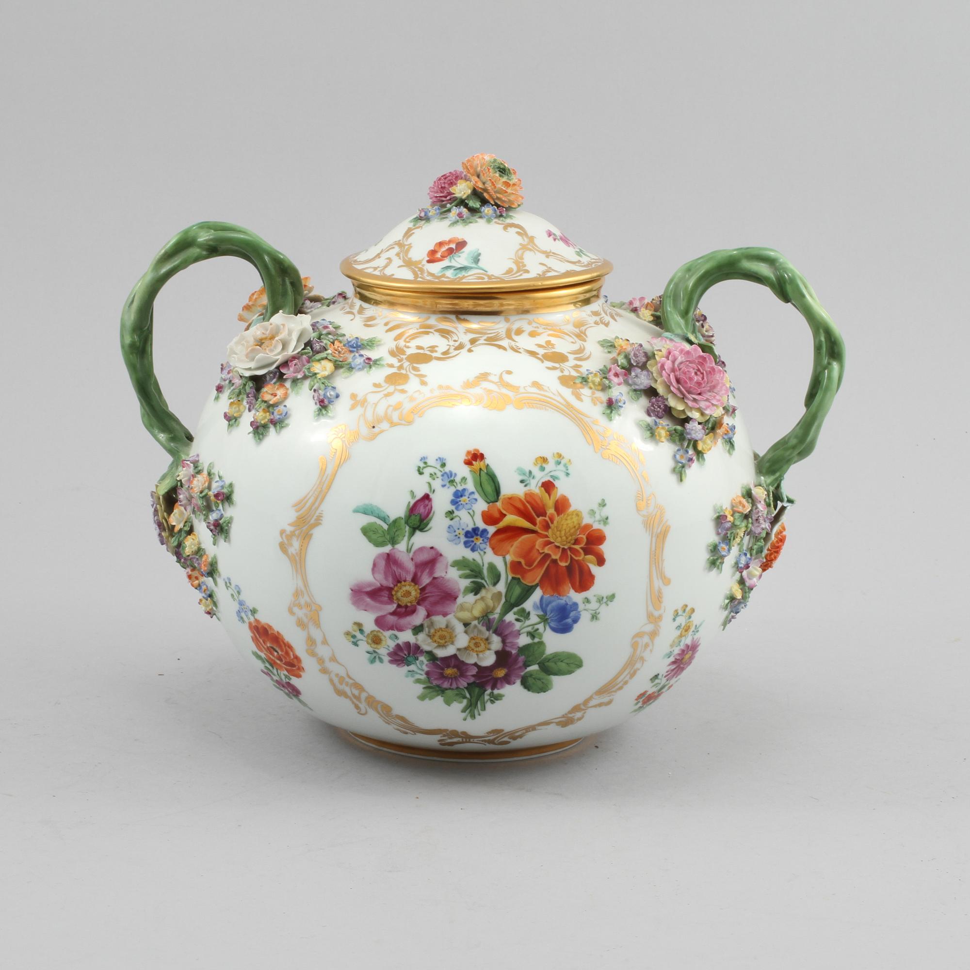 URNA MED LOCK, porslin, rokokostil, Meissen-liknande märke, 1900-tal.